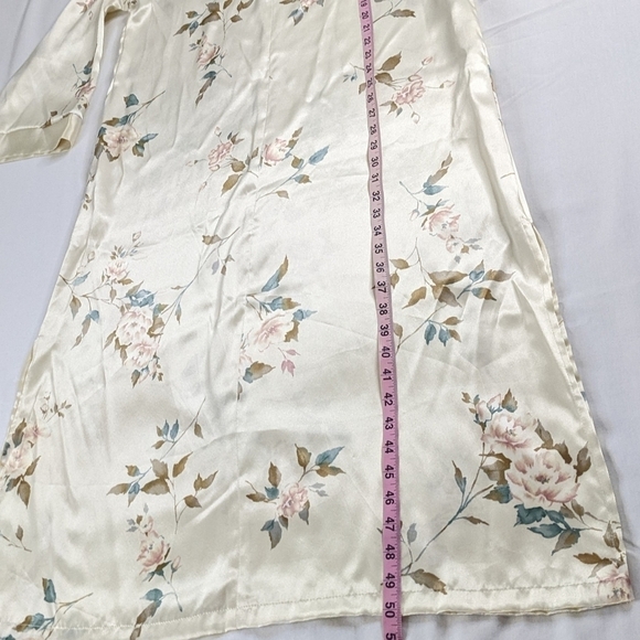 VTG Long Sleeve Floral Satin Cream Long Length Gown - Picture 11 of 12